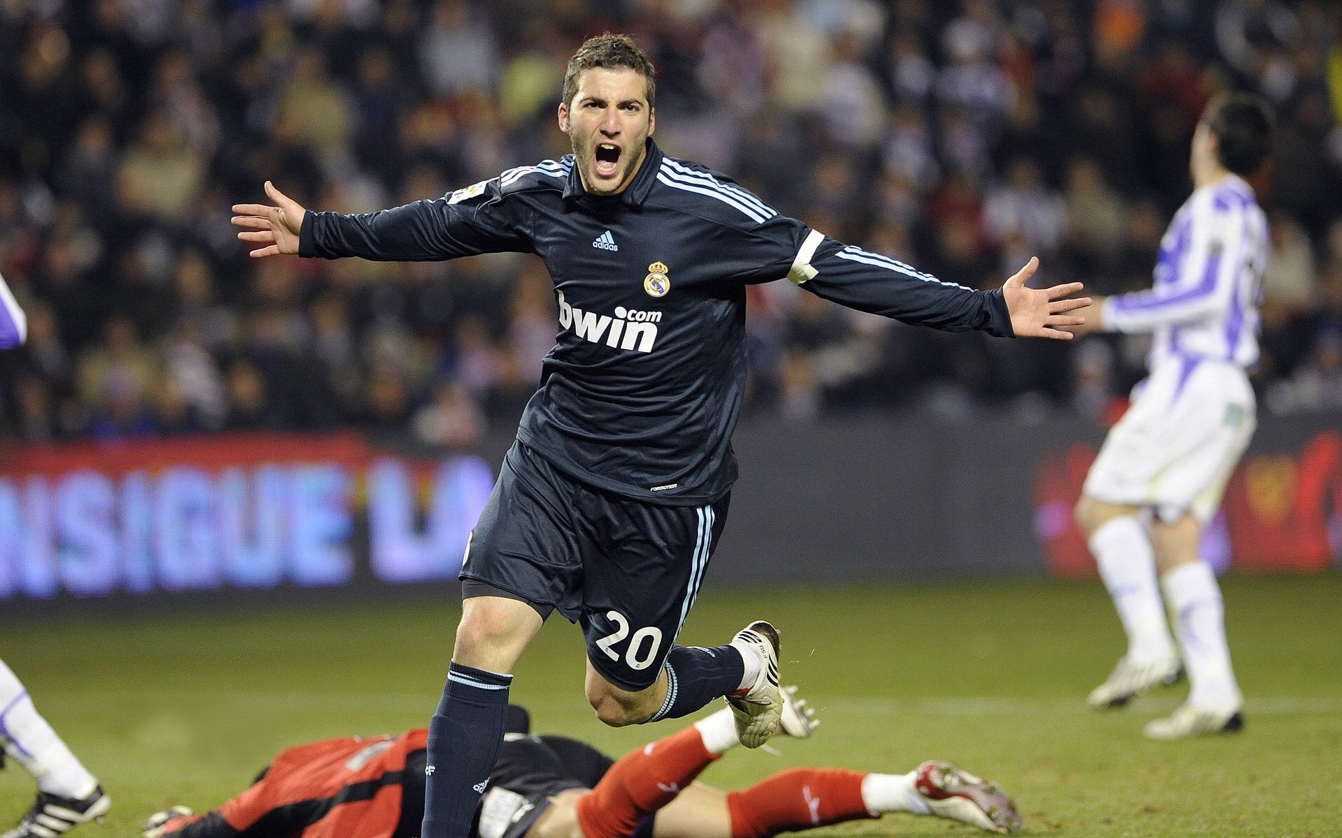 保罗完成自我救赎，湖人斩落快船，一场关于救赎与重生的城市德比