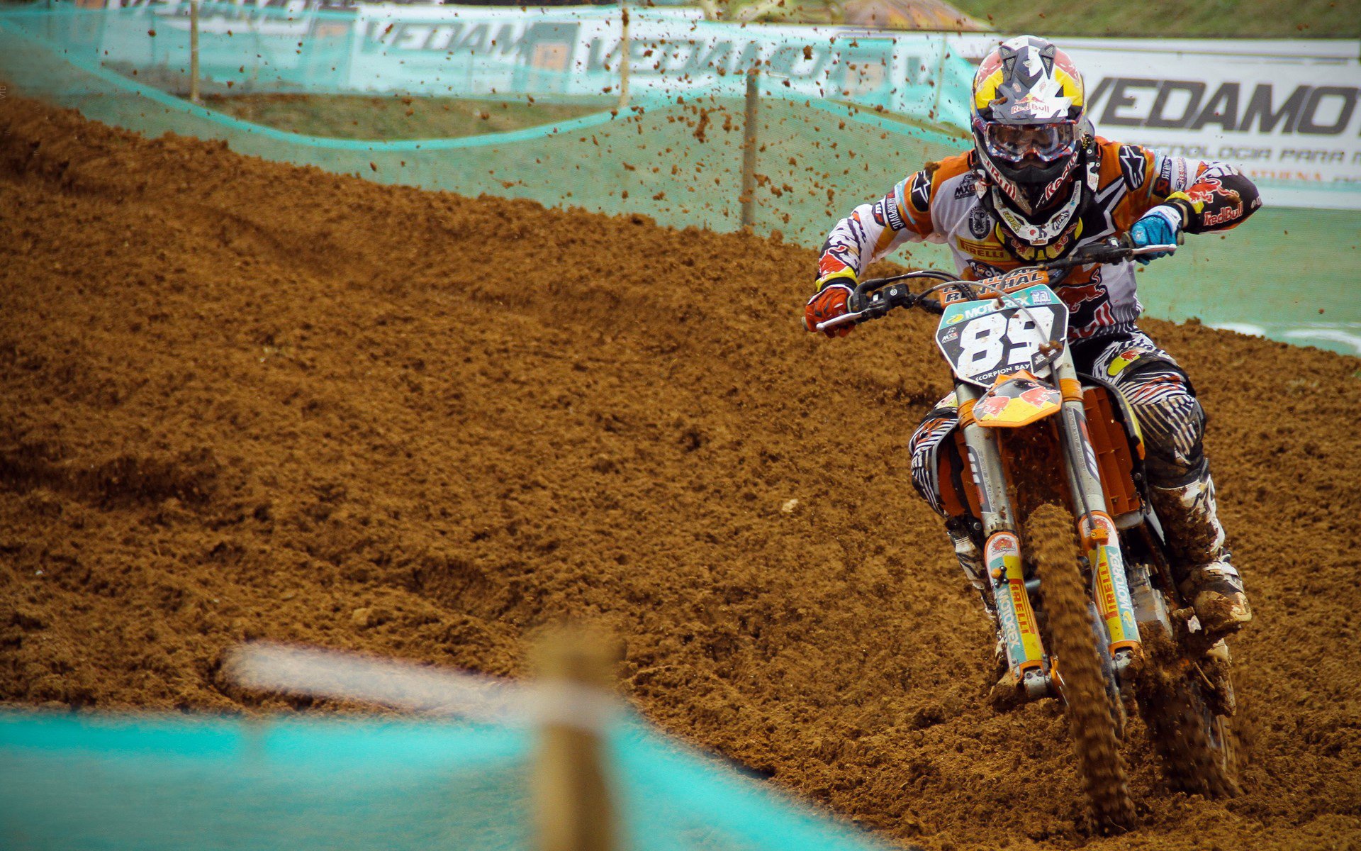 阿拉巴的沉默证明,当曼联的喧嚣遇见阿尔及利亚的坚韧