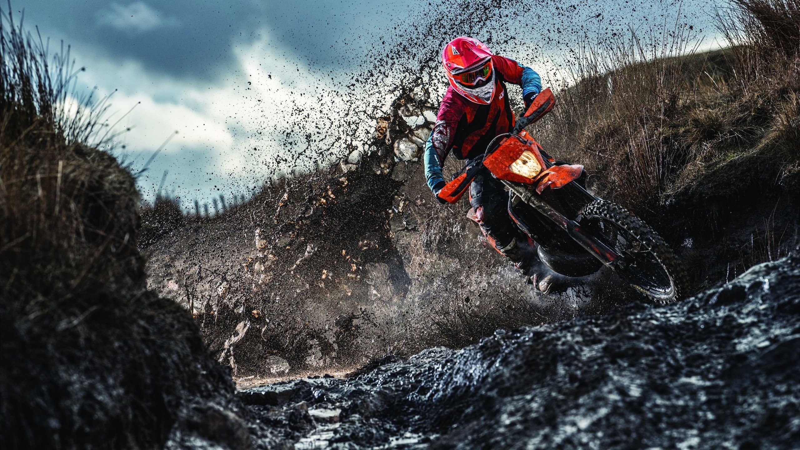 当马赛炮火轰鸣时，戈麦斯在伯纳乌加冕，足球世界的平行史诗